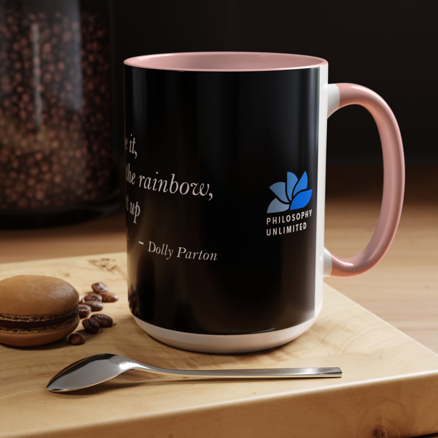 The Storm Is Over Accent™ kaffemugg 11 oz (0,33 L) / 15 oz (0,44 L) (svart tema): Dolly Parton Citat