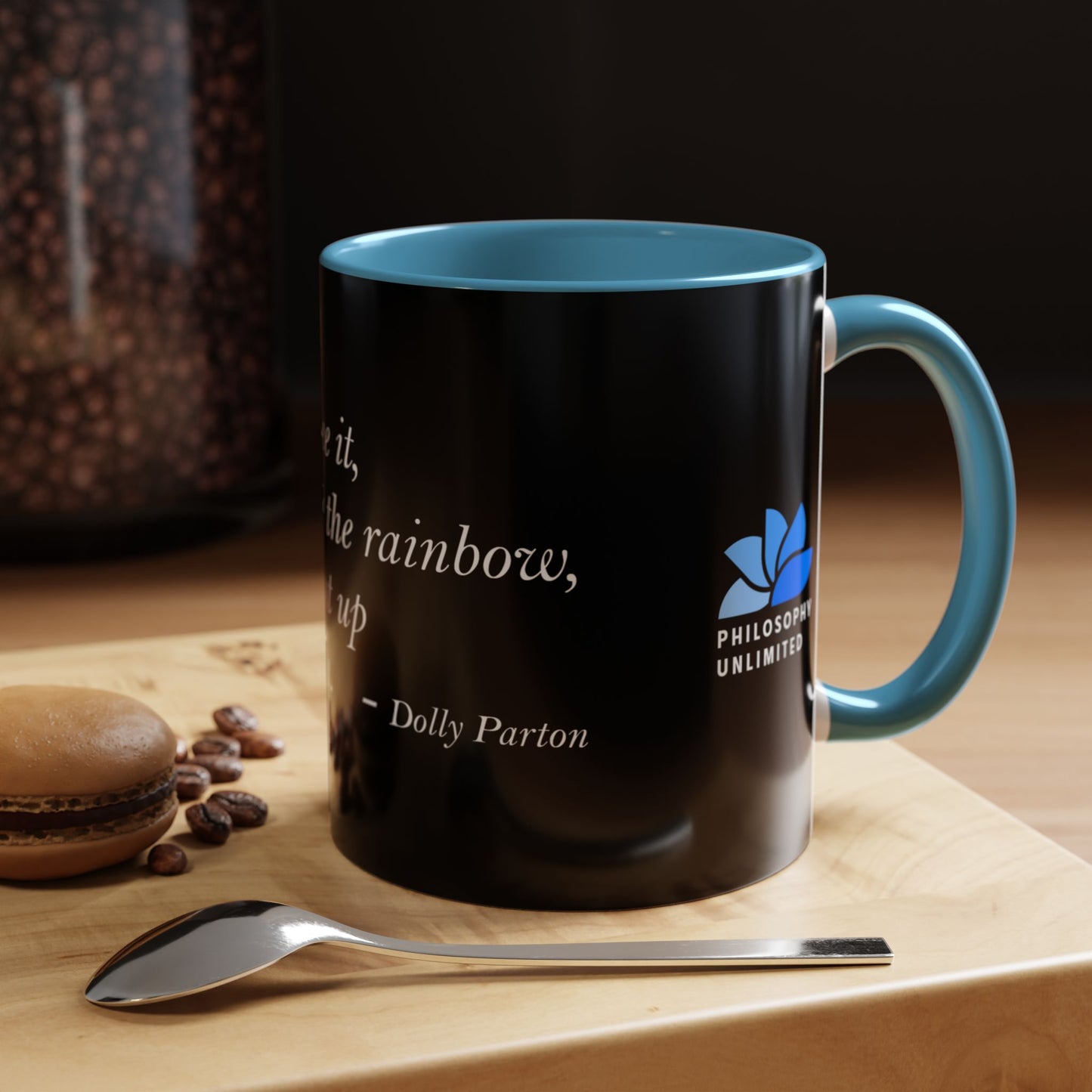 The Storm Is Over Accent™ kaffemugg 11 oz (0,33 L) / 15 oz (0,44 L) (svart tema): Dolly Parton Citat